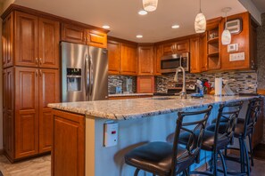 Frigorifero, microonde, forno, piano cottura