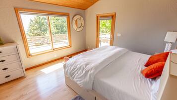 2 bedrooms, iron/ironing board, travel crib, WiFi (free)