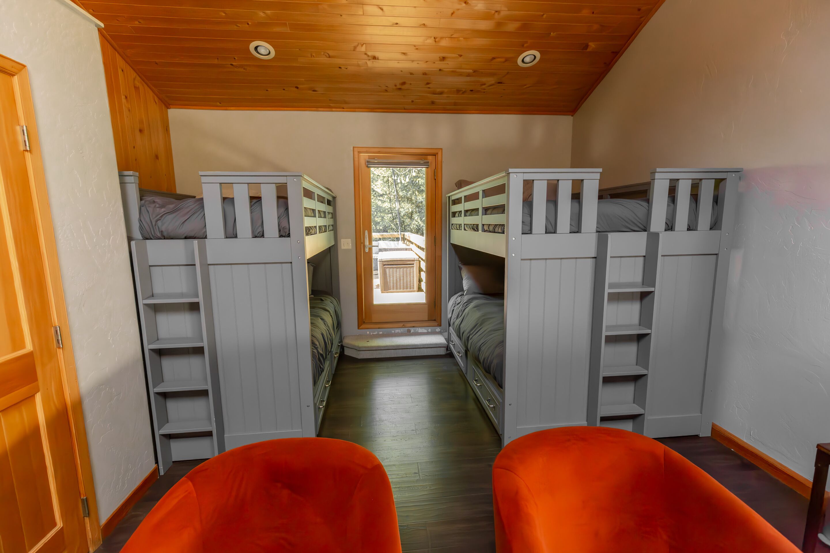 2 bedrooms, iron/ironing board, travel crib, WiFi (free)