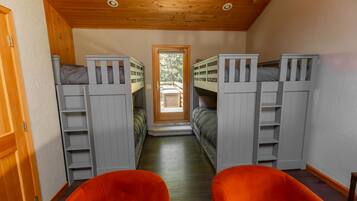 2 bedrooms, iron/ironing board, travel crib, WiFi (free)