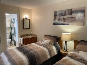 2 habitaciones, tabla de planchar con plancha, wifi y ropa de cama 