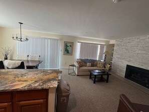 Televisión, chimenea y estéreo 