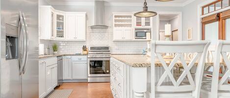 ثلاجة، ميكروويف، فرن، موقد طهي مسطح