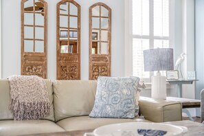 Televisión de pantalla plana, chimenea y reproductor de DVD 