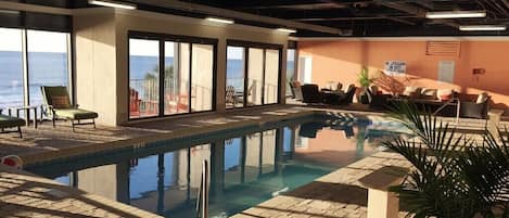 室內泳池、室外泳池