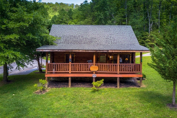 Pigeon Forge Cabin Rental - A Smoky Getaway - Covered Back Deck