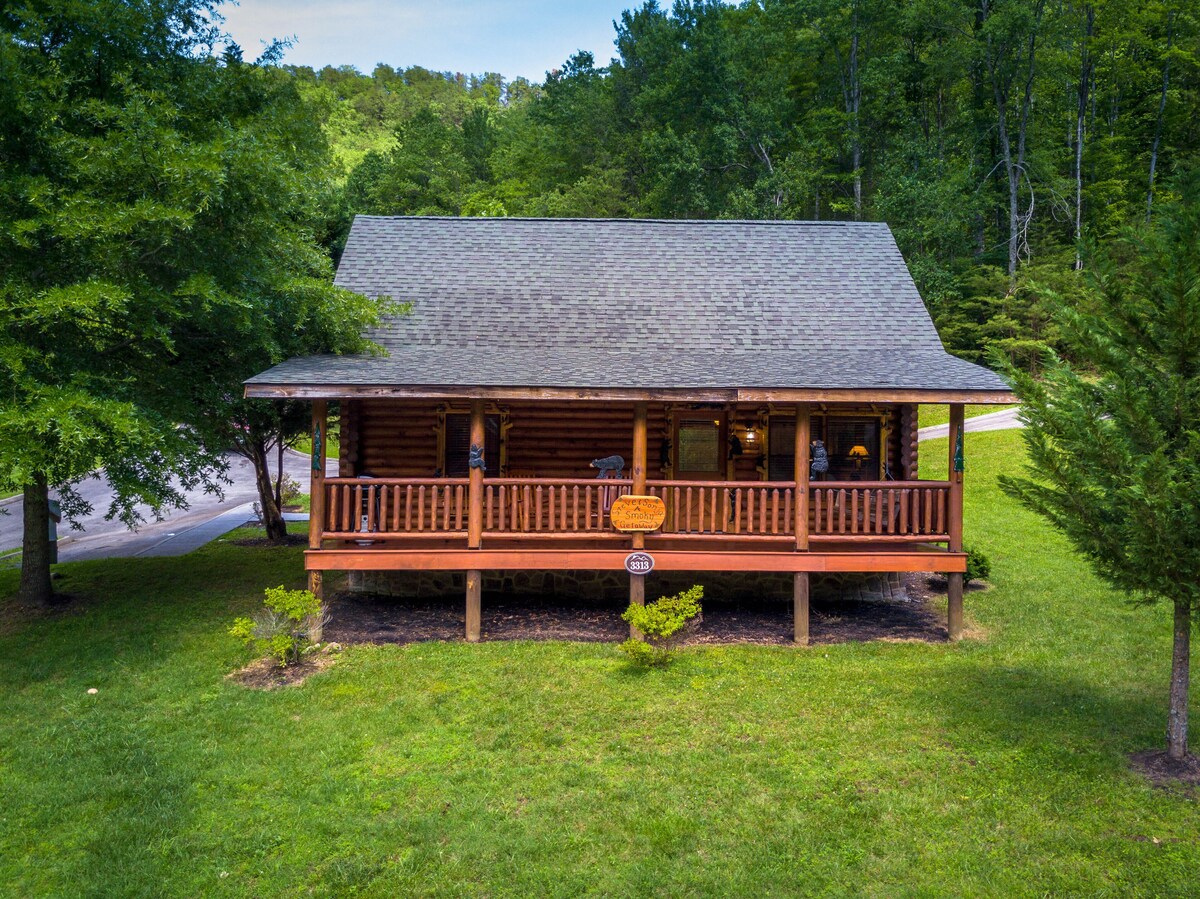 Walking distance to river and outdoor pool access Free Internet Access sleeps 7 Hot tub and more