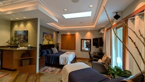 4 bedrooms, in-room safe, iron/ironing board, free WiFi