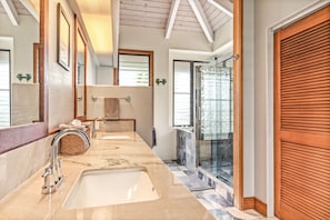 Badewanne, Haartrockner, Handtücher, Toilettenpapier