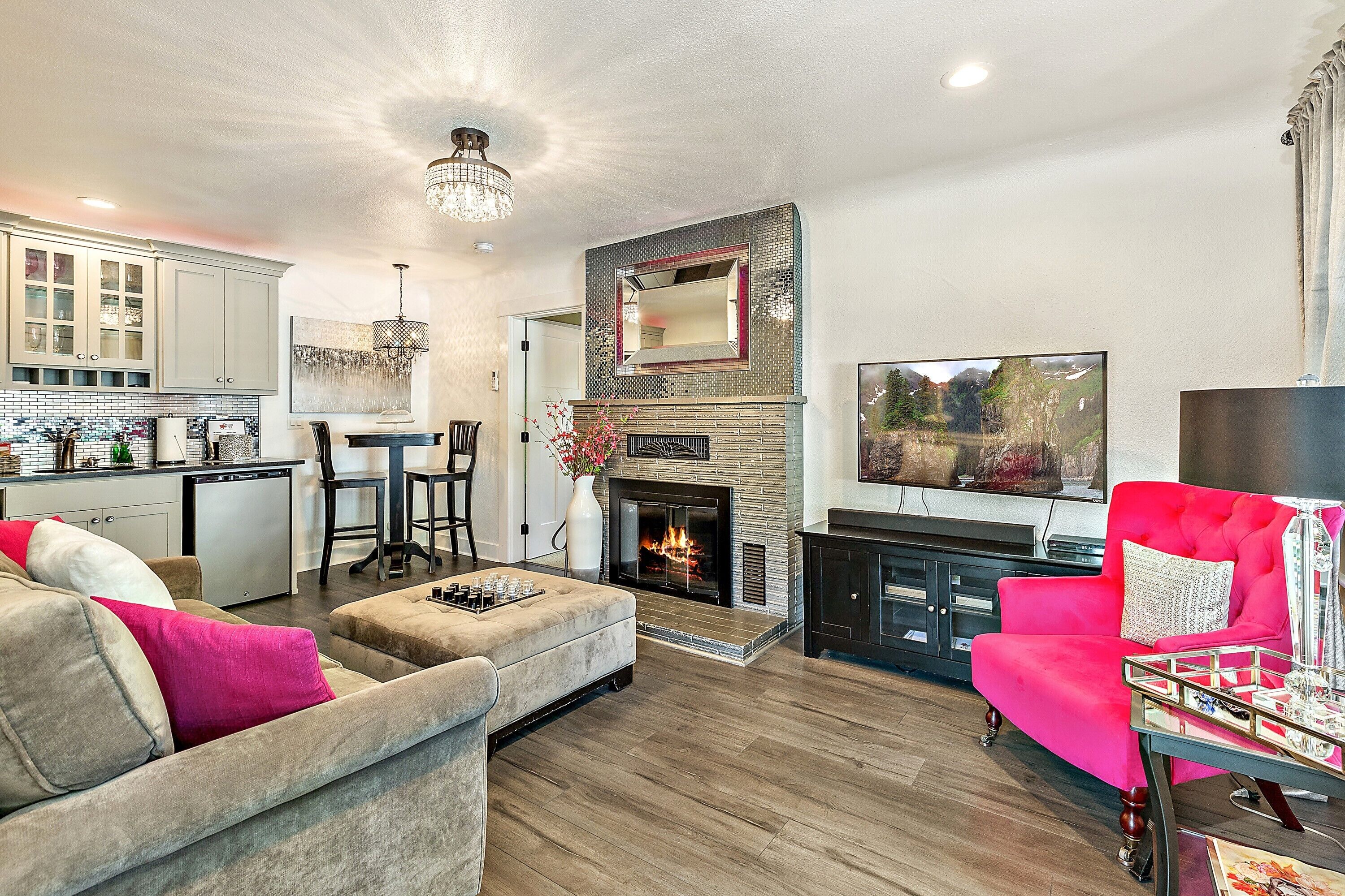 Smart TV, fireplace, books, stereo