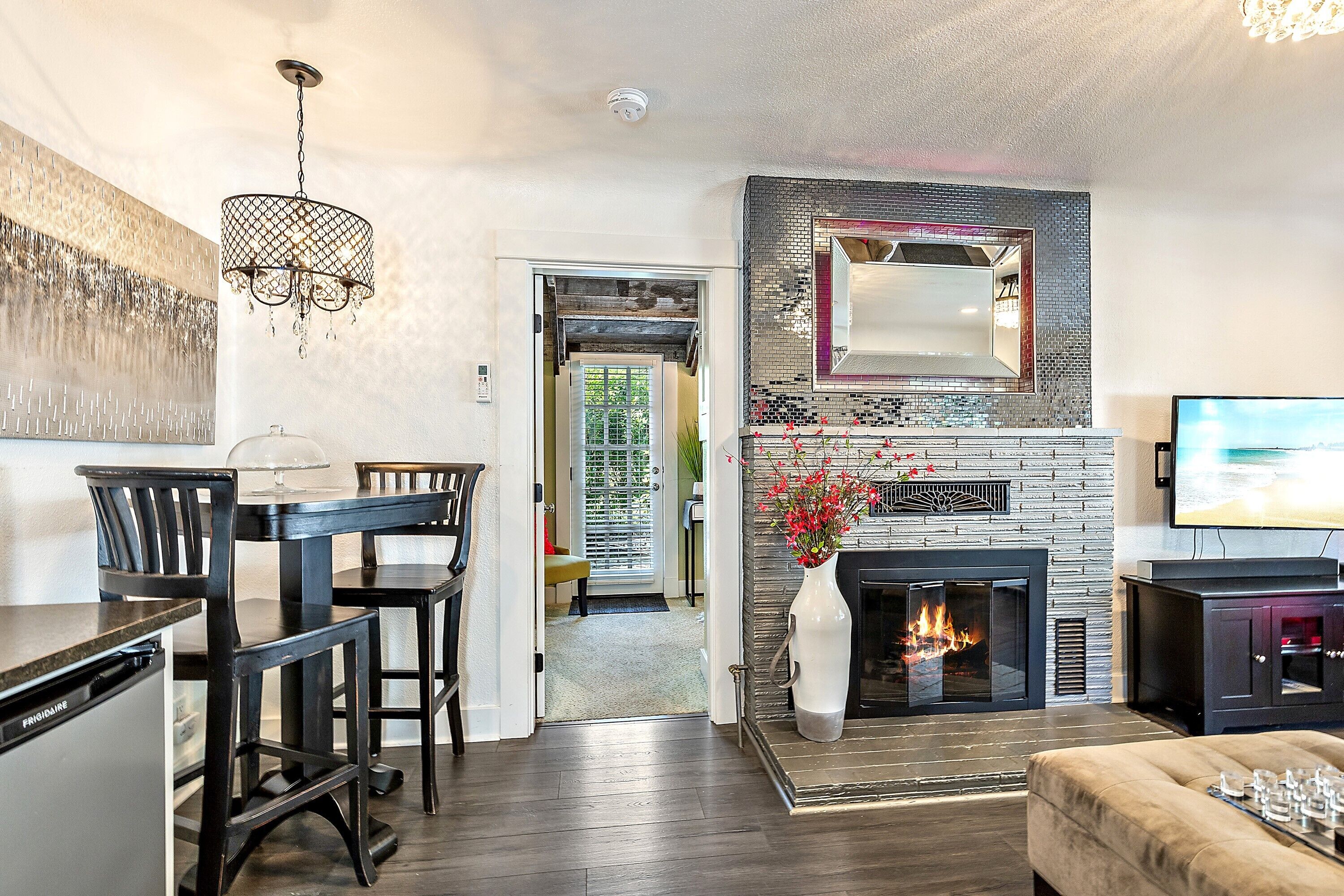 Smart-TV, Kamin, Bücher, Stereoanlage