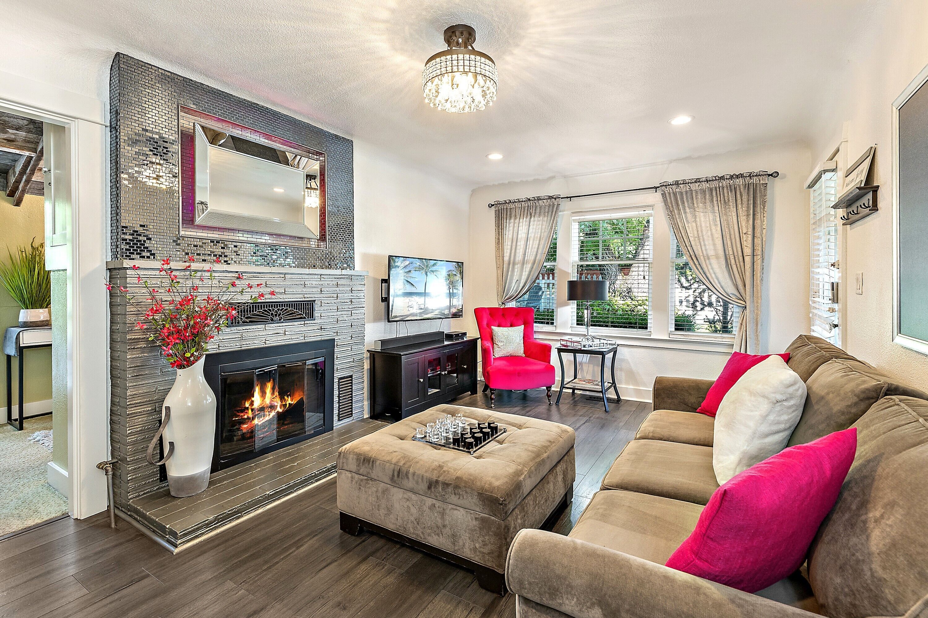 Smart-TV, Kamin, Bücher, Stereoanlage