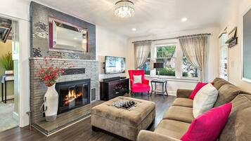 Smart-TV, Kamin, Bücher, Stereoanlage