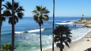 Vlak bij het strand, ligstoelen aan het strand, strandlakens