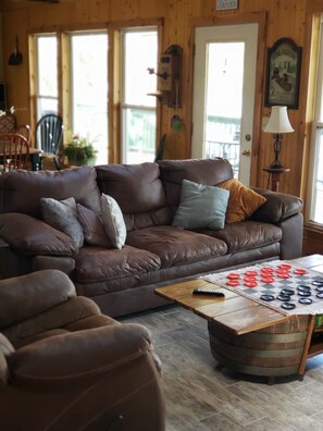 Smart-TV, peis og bøker