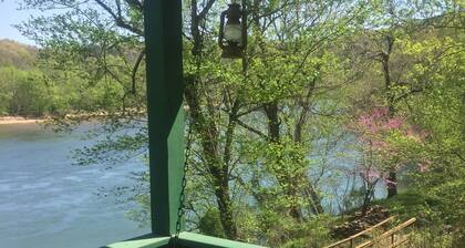 White River Bank Cabin!Eagle Watching, World Class Trout Fishing Off The Dock,