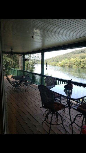 Outdoor dining - White River Bank Cabin!Eagle Watching, World Class Trout Fishing Off  The Dock,  (Flippin)