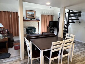Fridge, microwave, oven, stovetop - Walk to Sun Valley Ski Area-River Run & Downtown - Fireplace, Hot Tub (Ketchum)