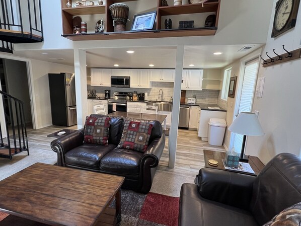 TV, fireplace, DVD player, video library - CHRISTMAS AVAIL - Walk to SV Ski Area & Downtown - Fireplace, Hot Tub (Ketchum)