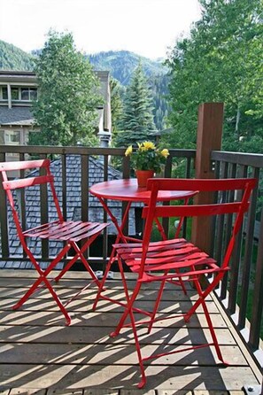 Outdoor dining - Walk to Sun Valley Ski Area-River Run & Downtown - Fireplace, Hot Tub (Ketchum)