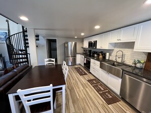 Fridge, microwave, oven, stovetop - CHRISTMAS AVAIL - Walk to SV Ski Area & Downtown - Fireplace, Hot Tub (Ketchum)