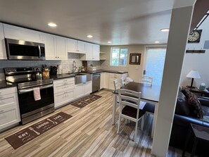 Fridge, microwave, oven, stovetop - Walk to Sun Valley Ski Area-River Run & Downtown - Fireplace, Hot Tub (Ketchum)