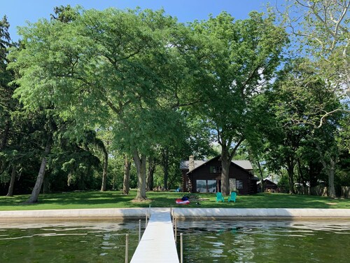 Stunning lakefront log cabin on a private acre