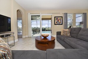 Een televisie en tafelvoetbal