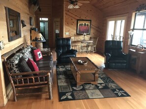Smart TV, fireplace, table football, books - Christmas open 16-26! Pictures Don’t Do View Justice Hot tub. Pool Table (Hiawassee)