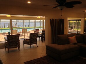 Smart TV, DVD player, books, video library - Casa Del Rio, Tropical Resort Feel, Breathtaking River Views, Large Pool & Dock (Cape Coral)