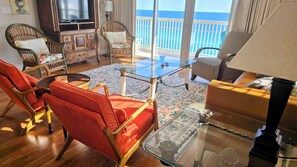 Smart-tv, dvd-spelare, ett filmbibliotek och en stereo