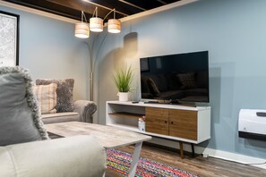 Een smart-tv en een open haard