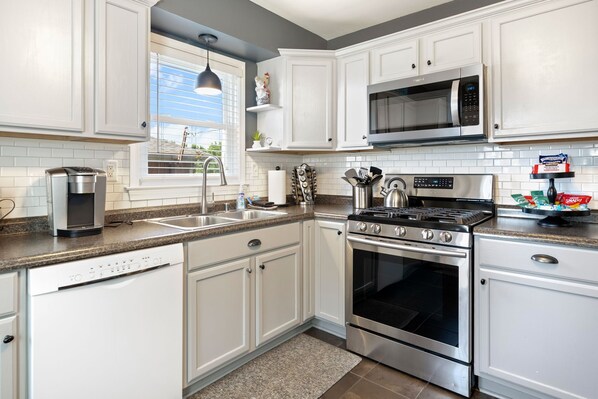 Een koelkast, een magnetron, een oven, een kookplaat