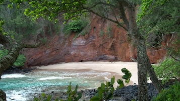 Chaises longues, serviettes de plage