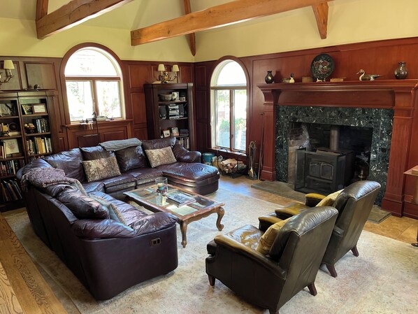 Smart TV, fireplace, DVD player, books