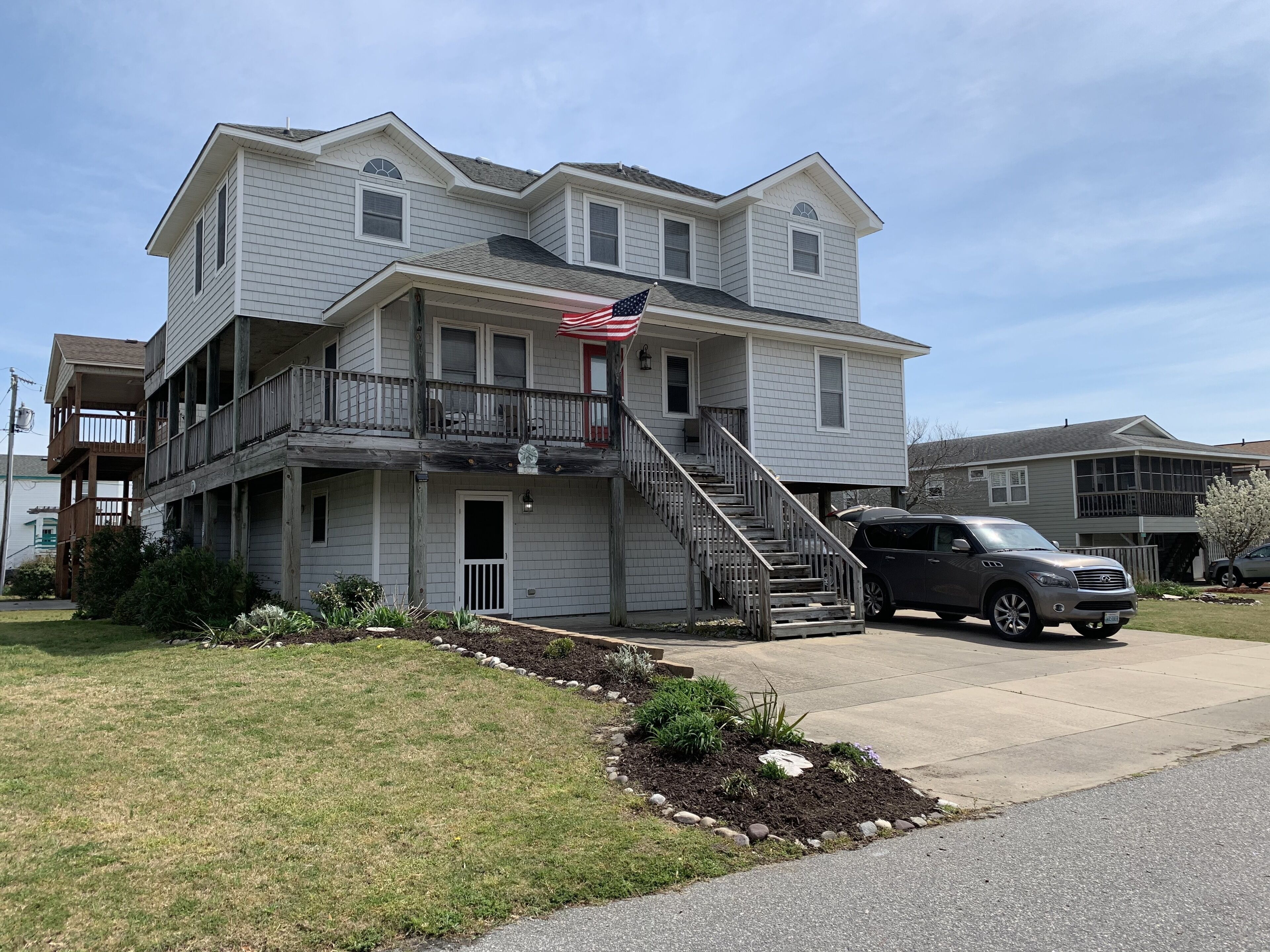 Pool/Hot Tub and Short Walk to Beach! Brand New Hot Tub for Warm Winter Nights!