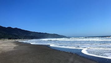 沙滩椅、沙滩毛巾