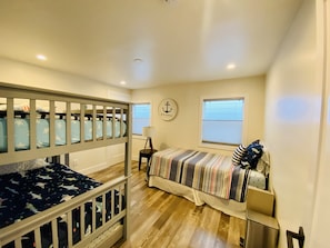 3 habitaciones, tabla de planchar con plancha y cuna de viaje