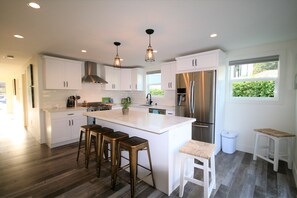 Refrigerador, microondas, horno, placa de cocina