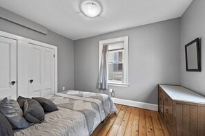 3 bedrooms, desk, iron/ironing board, travel cot