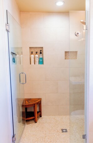 Shower, hair dryer, towels, soap - Walk to Liberty Station From a Cozy Retreat (San Diego)