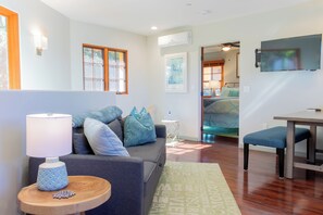 Een smart-tv en boeken