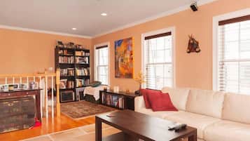Smart TV, reproductor de DVD, libros y biblioteca musical