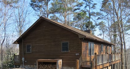 Vuoristohytti, jossa kaksi takkaa, ulkotakka ja poreallas