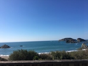 On the beach, sun loungers, beach towels - Welcome to the Harris Beach House! ON the beach with private beach access. (Brookings)