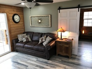 Una Smart TV, una chimenea, un reproductor estéreo