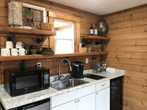 Réfrigérateur, micro-ondes, plaque de cuisson, cafetière/bouilloire