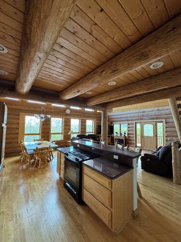 Welcome to the Mountains! Cozy Up in Our Cabin Retreat