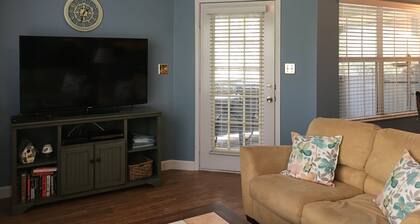 Gorgeous 2 Bedroom 2 Bath condo overlooking resort-style pool