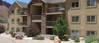 Popular Modern Condo, Pool & Hot tub, Great Value in Moab
